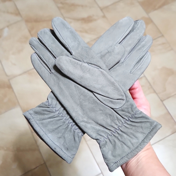 Fownes Ladies Dove Gray Fine Leather Gloves - Picture 2 of 5
